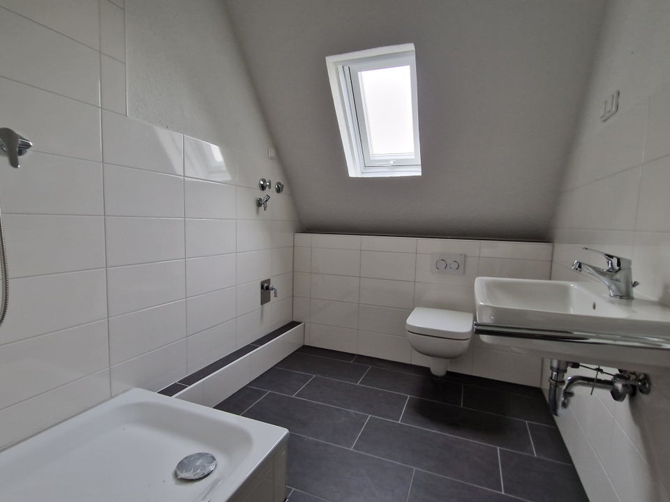 Wohn(t)raum: günstige 1,5-Zimmer-Dachgeschosswohnung in modernisiertem 3-Familienhaus - Photo 1