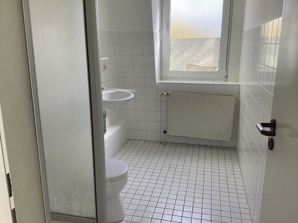 Frisch renovierte 4-Zimmer-Wohnung mit Einbauküche an WG zu vergeben! - Photo 5