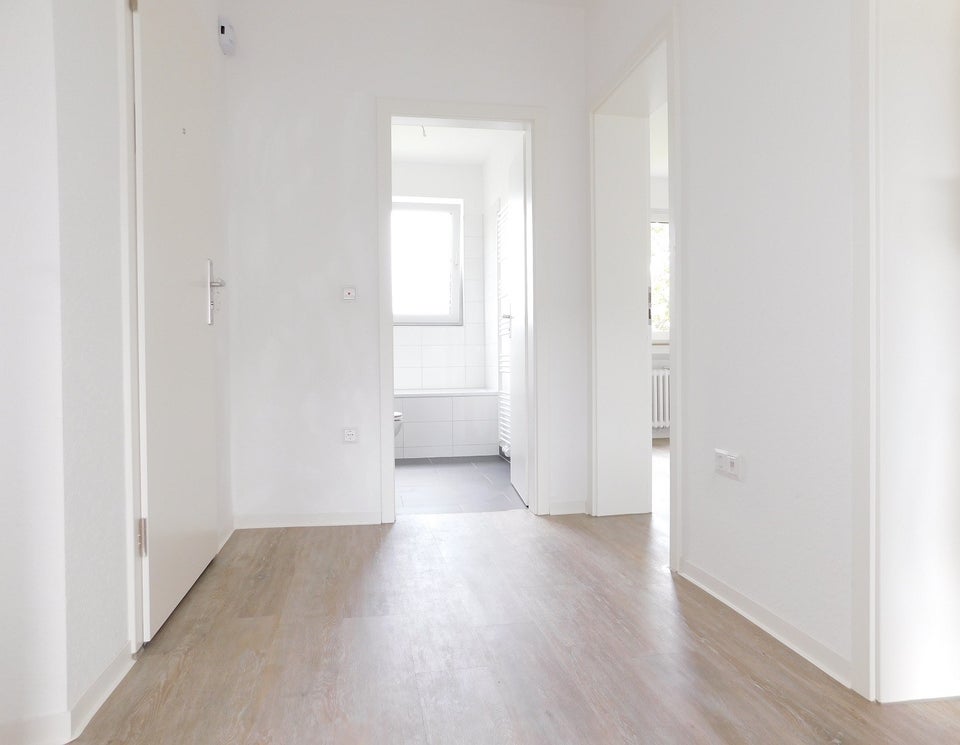 Frisch renovierte 2-Zi.-Whg. mit neuem Bad, neuem Boden und sonnigem Balkon - Photo 3