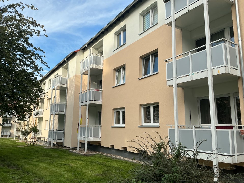 Schöne, renovierte 3,5-Zimmerwohnung im EG mit Tageslichtbad und Balkon - Foto 3
