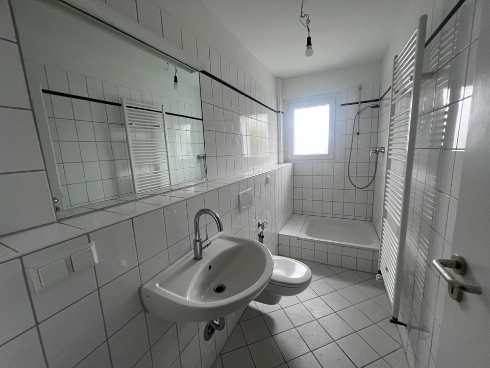 Verkehrsgünstig: renovierte 2- Zimmerwohnung - Foto 2