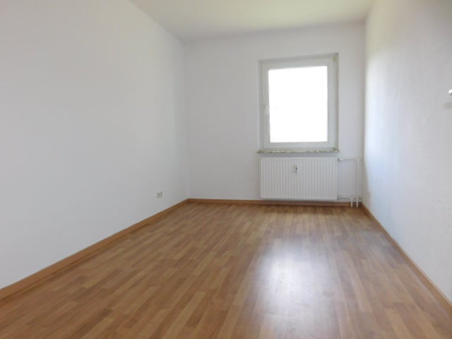 Renoviert und bezugsfertig... Schöne 2-ZKDB im 1. OG mit Balkon in ruhiger Lage... - Foto 1