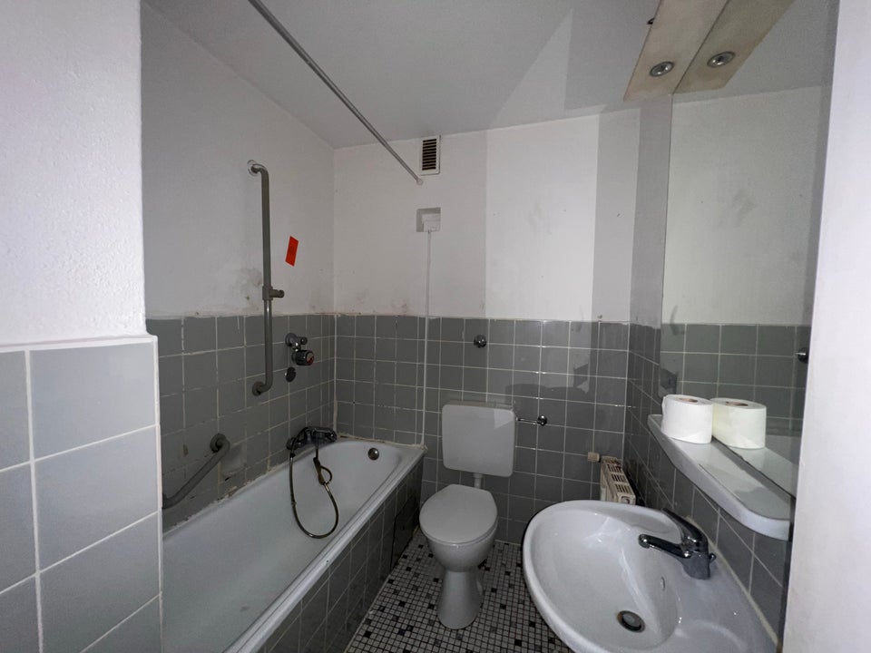 Noch in Renovierung: 3-Zimmer-Wohnung mit Balkon in zentraler Lage - Photo 2