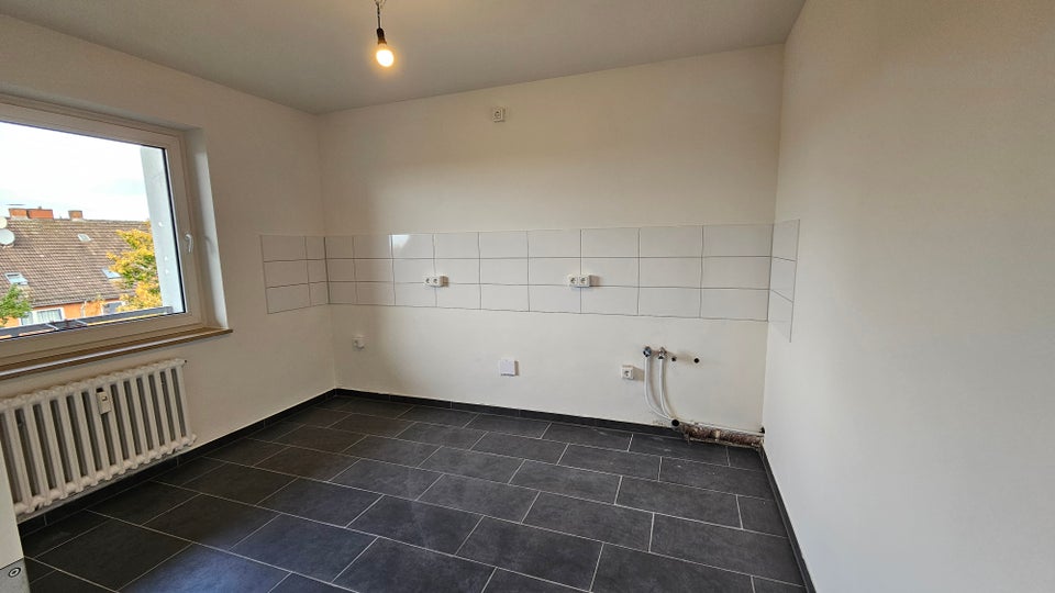 Nimm mich! Günstig geschnittene 2-Zimmer-Wohnung frisch saniert mit Balkon - Photo 2