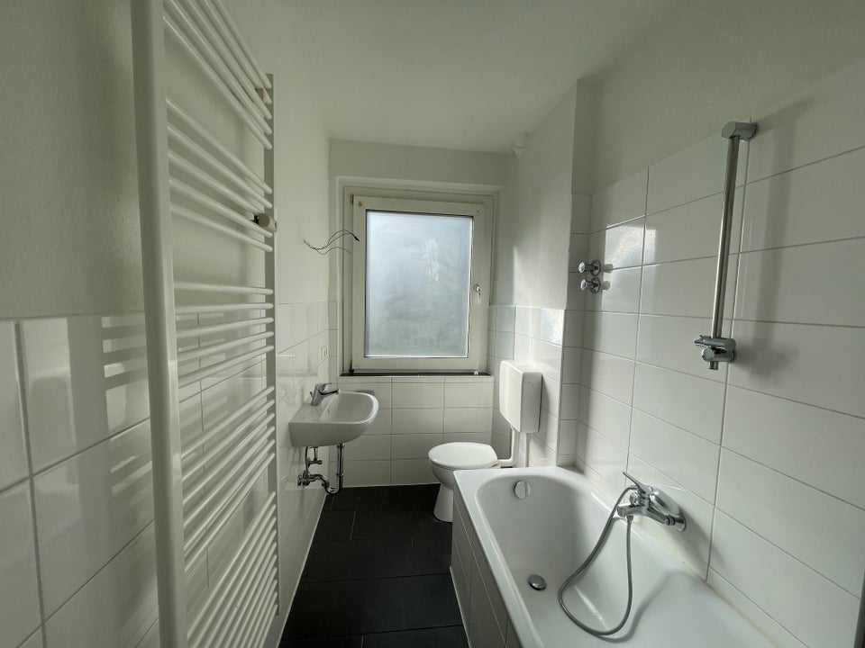 Neu renovierte 3,5-Zi.-Wohnung, zentral gelegen!!! - Photo 2