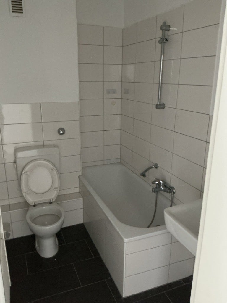 Nachmieter für Einzug ab sofort gesucht: 3-Zimmer-Wohnung mit Aufzug, modernem Bad und Balkon - Photo 2