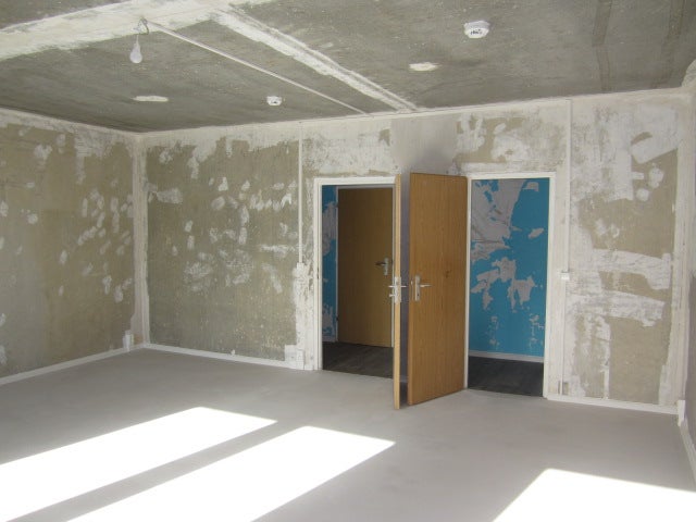 großzügige, renovierungsbedürftigte 3 Zimmerwohnung mit sehr großem WZ, EBK bzw. komplett saniertem Duschbad - Photo 1