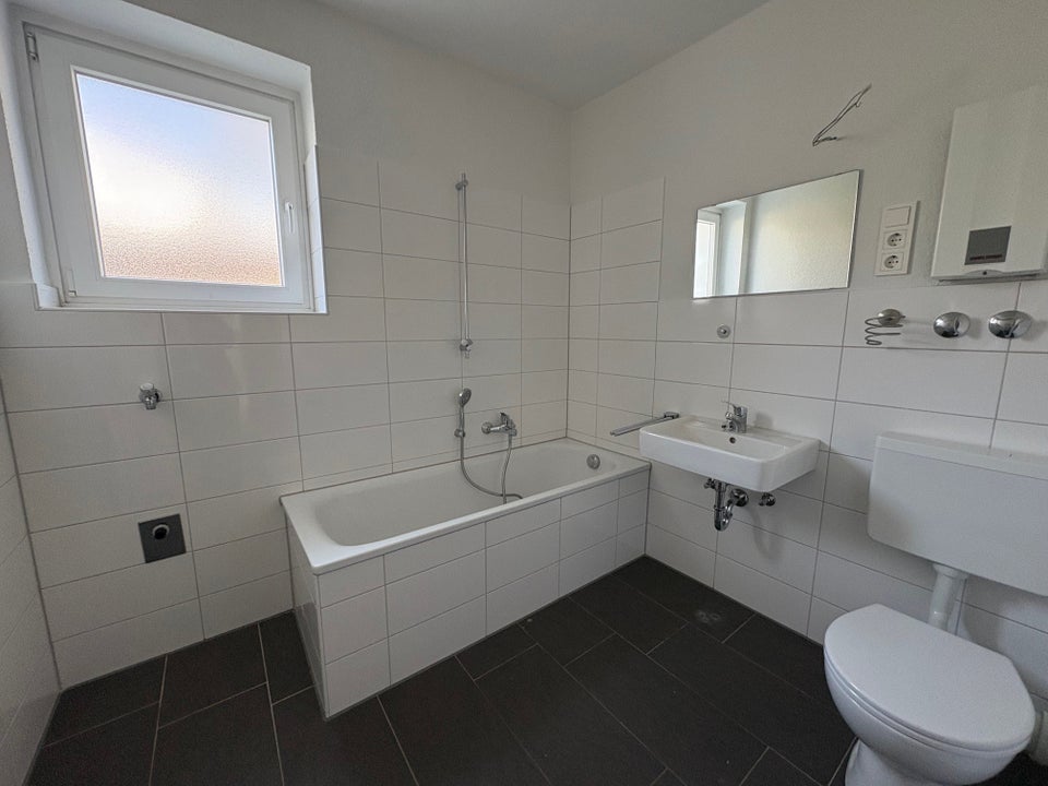 Modern & lichtdurchflutet – 2,5-Zimmer-Wohnung mit Balkon - Photo 2