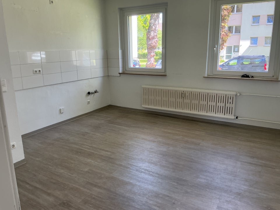 Schöne 2Zi.-EG Wohnung mit Dusche und Balkon, bezugsfertig neu renoviert! - Foto 1