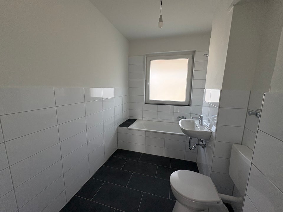 Zukunftssicher wohnen – modernisierte 2-Zimmer-Wohnung mit Balkon - Photo 2