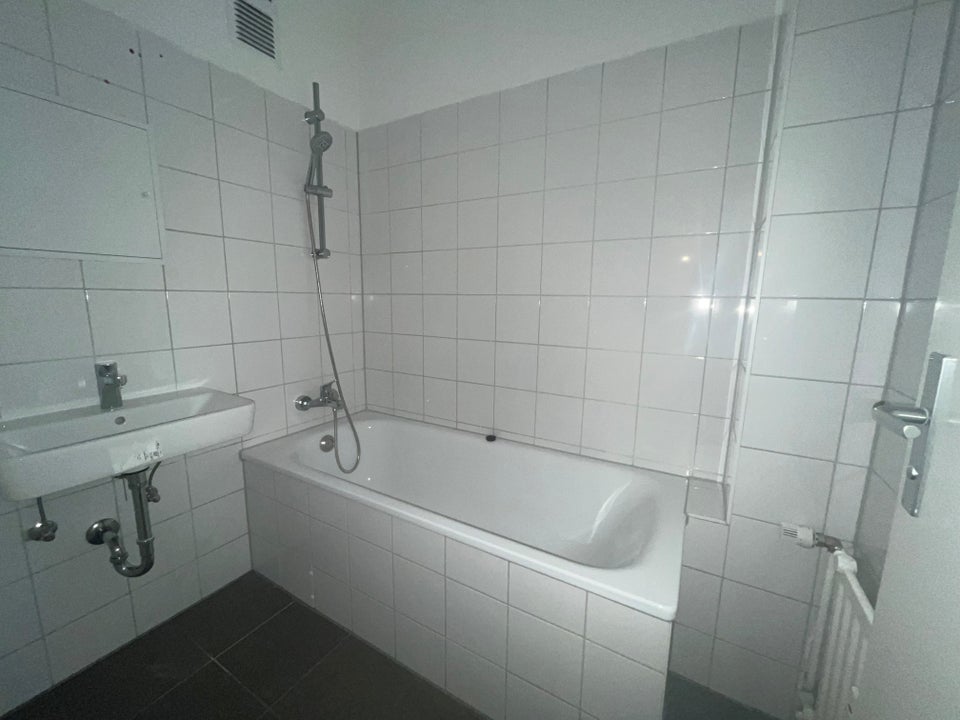 Wohnglück - günstige 3-Zimmer-Wohnung in grüner Wohnlage - Foto 2