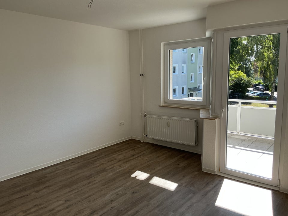 Reinkommen und Wohlfühlen: renovierte 3-Zimmer-Wohnung mit neuen Fenstern - Foto 1