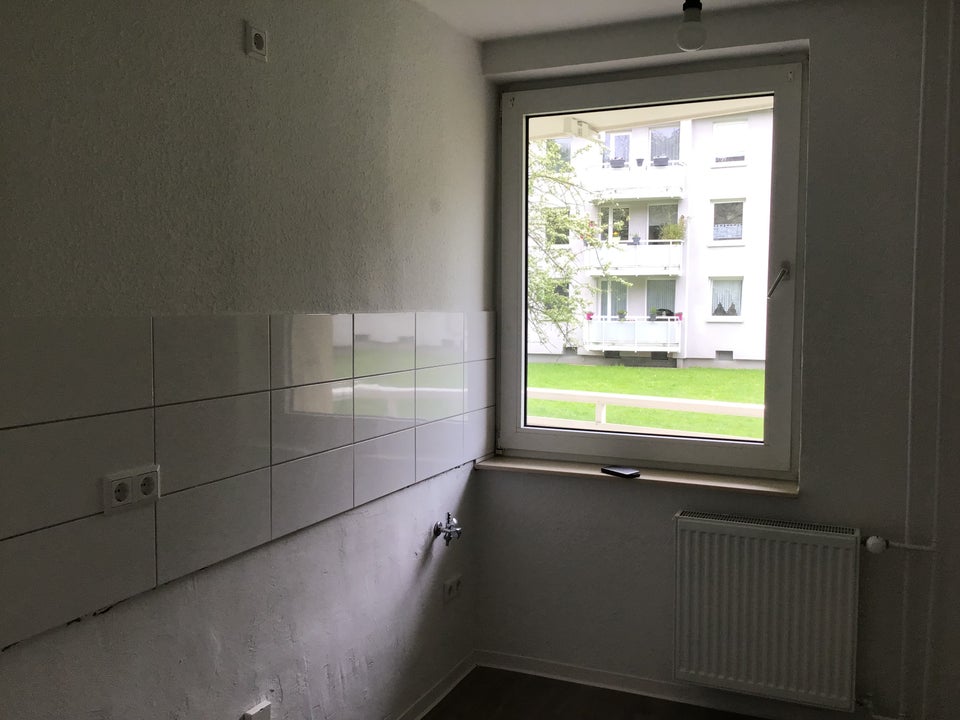 Zum Einzug frisch saniert und renoviert 3-Zimmer-EG-Wohnung mit Balkon - Waldrandlage - Photo 1