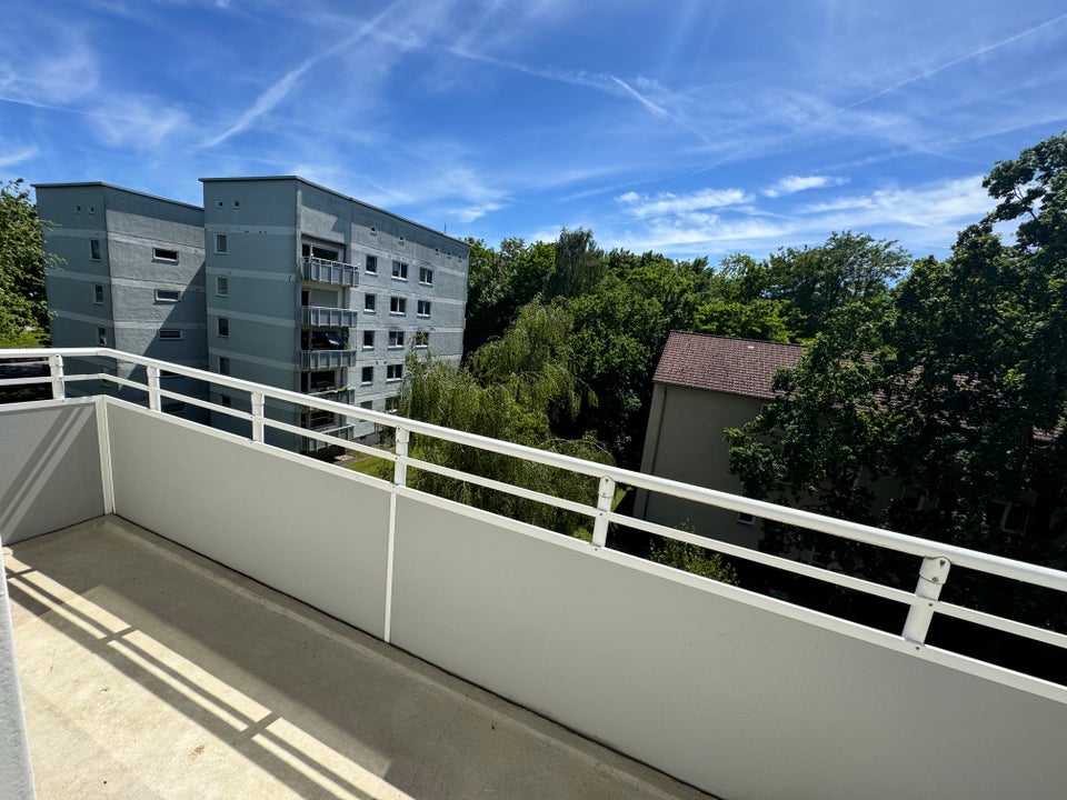 tolle, größzügig geschnittene Wohnung mit Balkon & Weitblick! - Foto 4