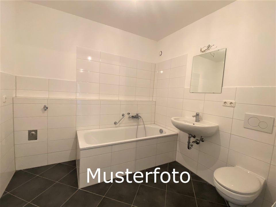 Inklusive Einbauküche und Stellplatz / 4-Zimmer-Wohnung mit Balkon - Photo 4