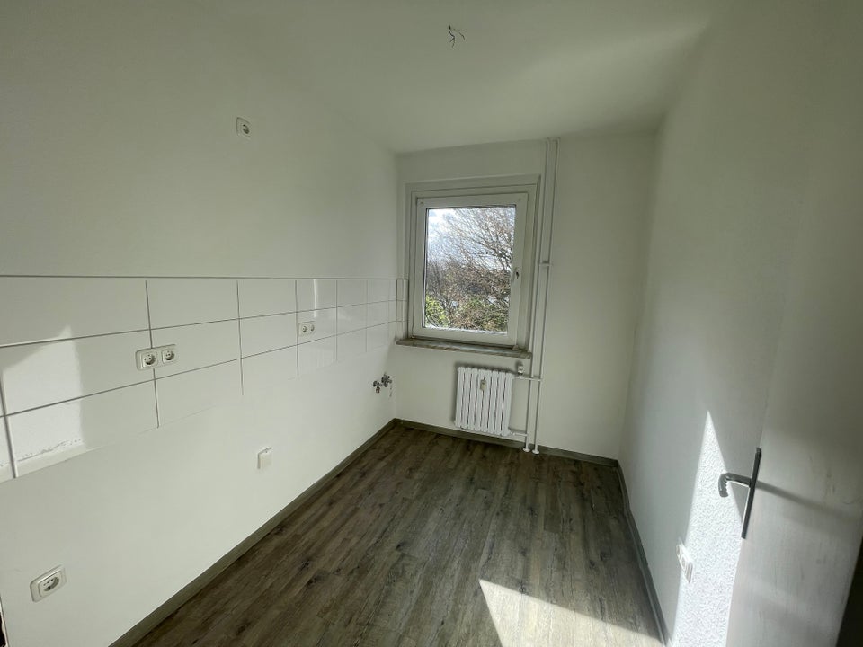 Neu renovierte 3,5-Zi.-Wohnung, zentral gelegen!!! - Photo 1
