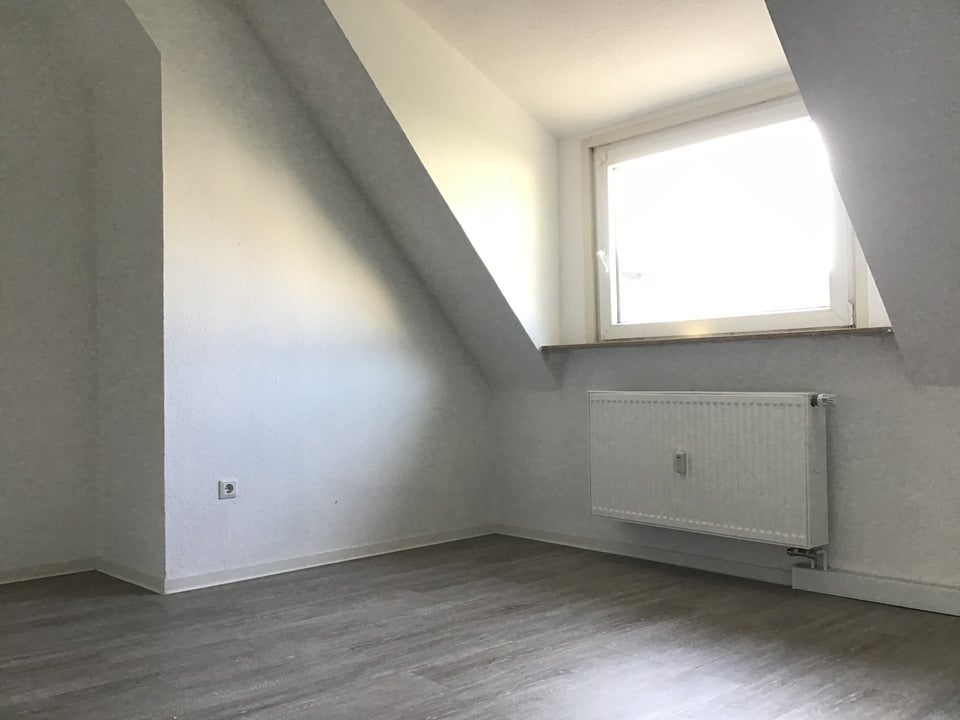 Flotte 2-Zimmer-Dachgeschosswohnung in Stadtlage! - Foto 2
