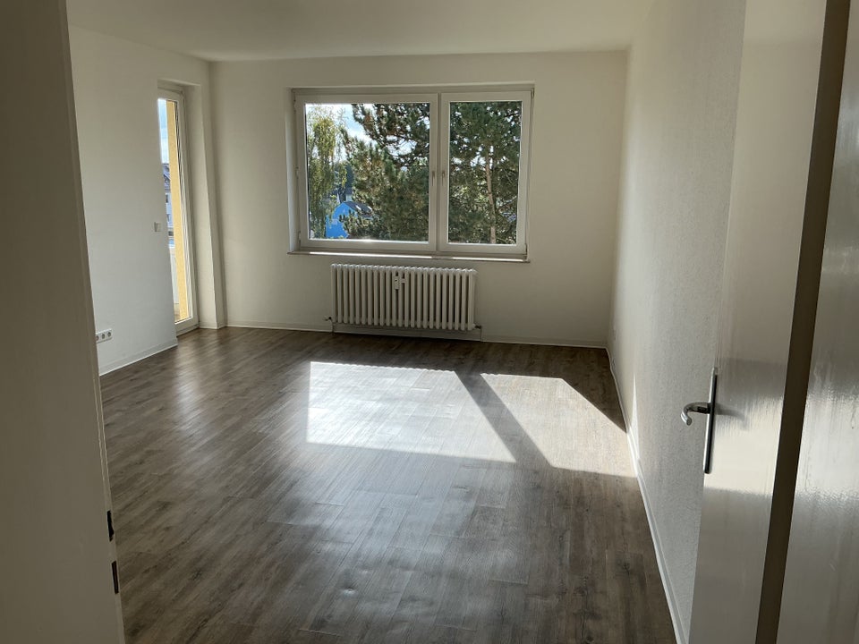 Hoch oben und saniert: hier ist schönes Wohnen garantiert! - Photo 1