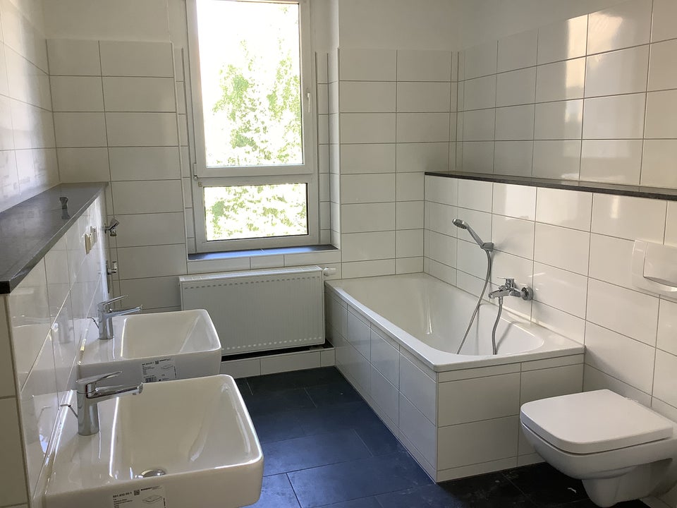 Frisch sanierte 2-R-Wohnung sucht Mieter / Bad mit 2 Waschbecken - Foto 4
