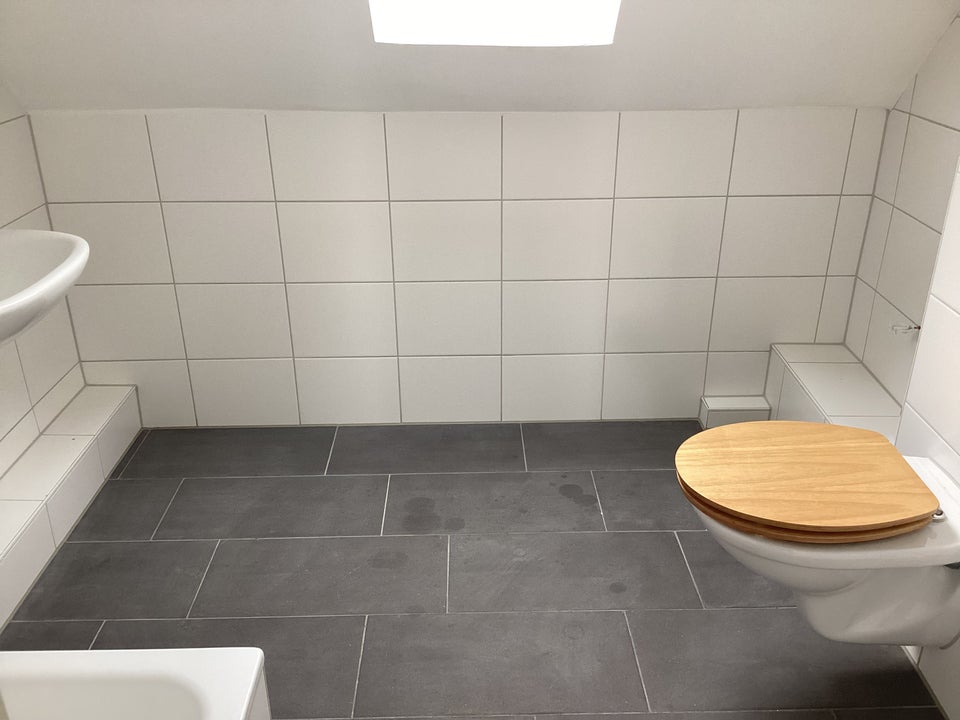 BARSINGHAUSEN AM DEISTER: Gemütliche 2-Zimmer-Dachgeschosswohnung – ca. 43 m² mit Tageslichtbad - Photo 1