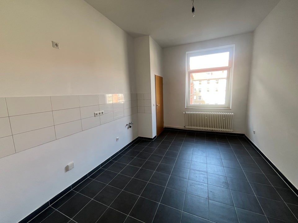 Helle 3-Zimmer-Wohnung mit Altbaucharme und schönen Holzdielen - Foto 3