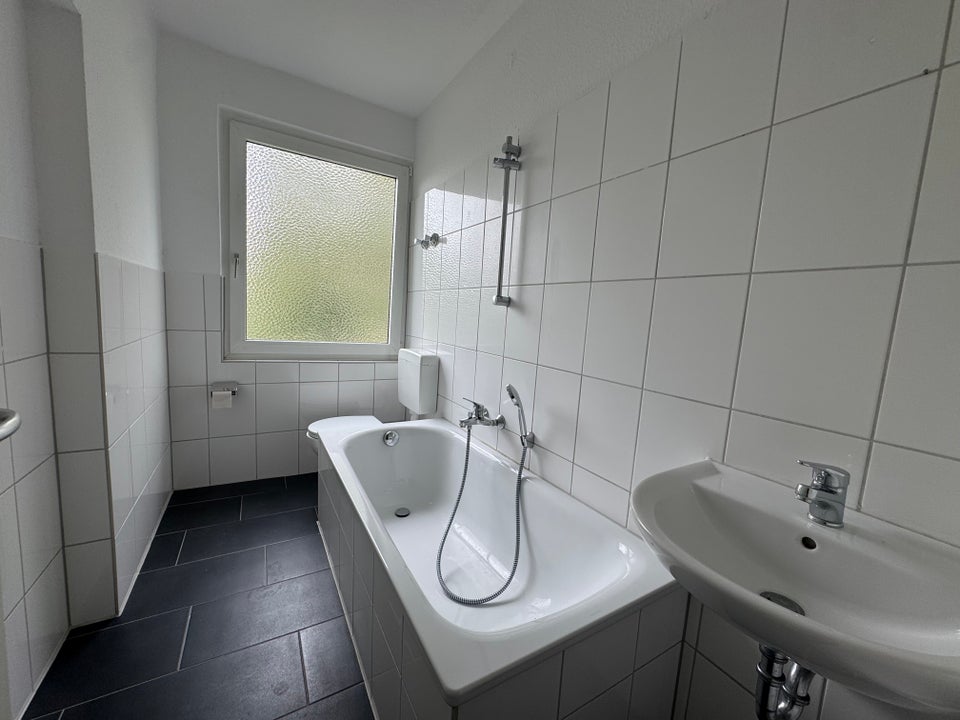 Zentral, preiswert, renoviert & sofort bezugsfertig! Gut geschnittene 2,5 Zimmer-Wohnung - Photo 5