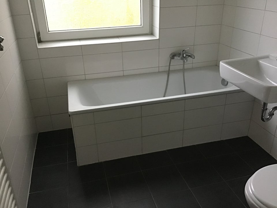 Zeitgemäße 3-Raum-Wohnung mit sonnigem Balkon in modernisiertem Gebäude! - Foto 2