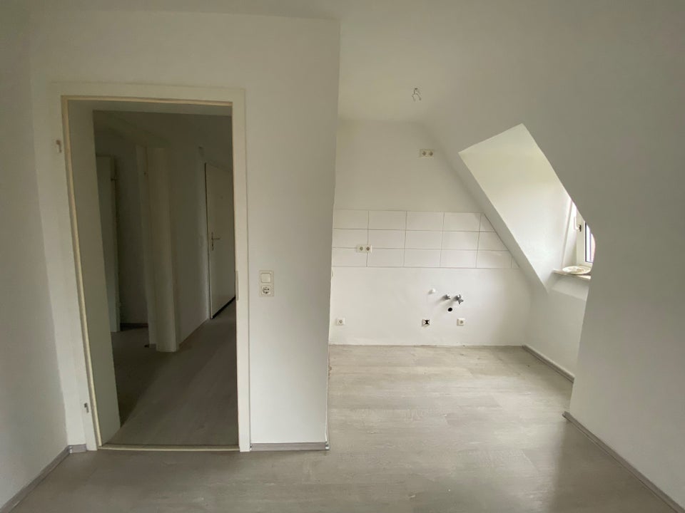 Günstige und kleine 3-Zimmer-Wohnung im Dachgeschoss - Photo 1