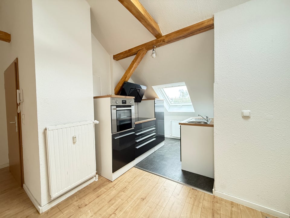 Charmante Dachgeschosswohnung mit Einbauküche! - Foto 1