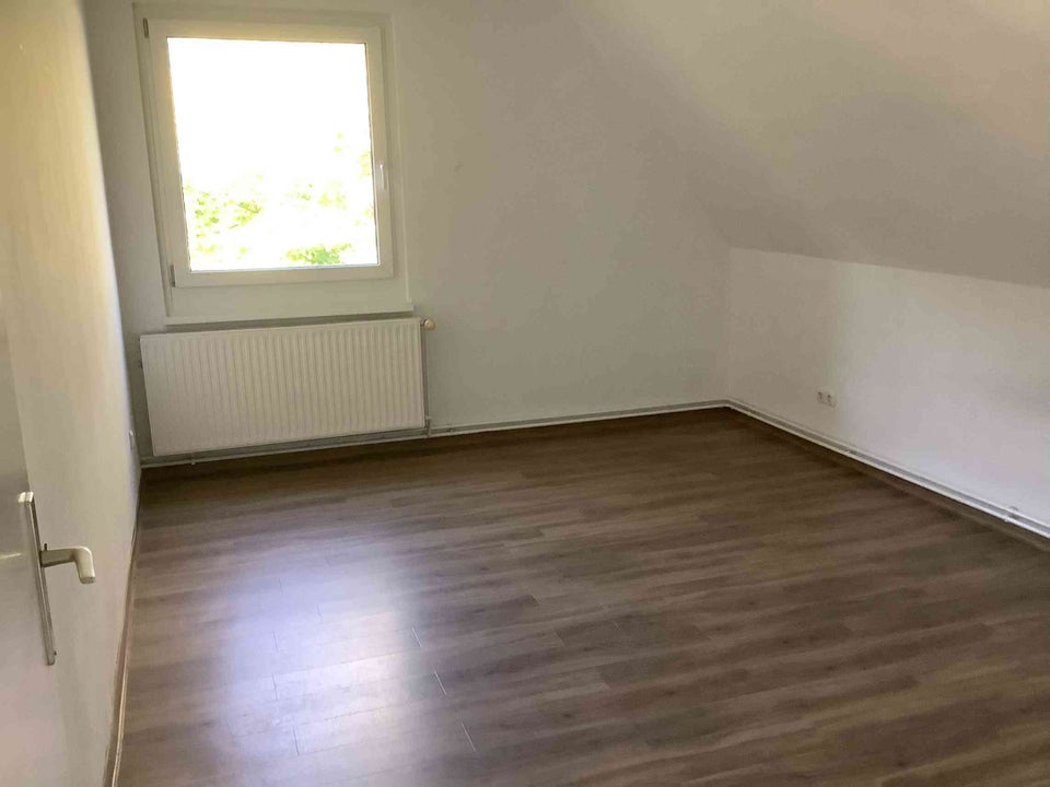 Schöne Dachgeschosswohnung in energetisch saniertem Haus! - Foto 5