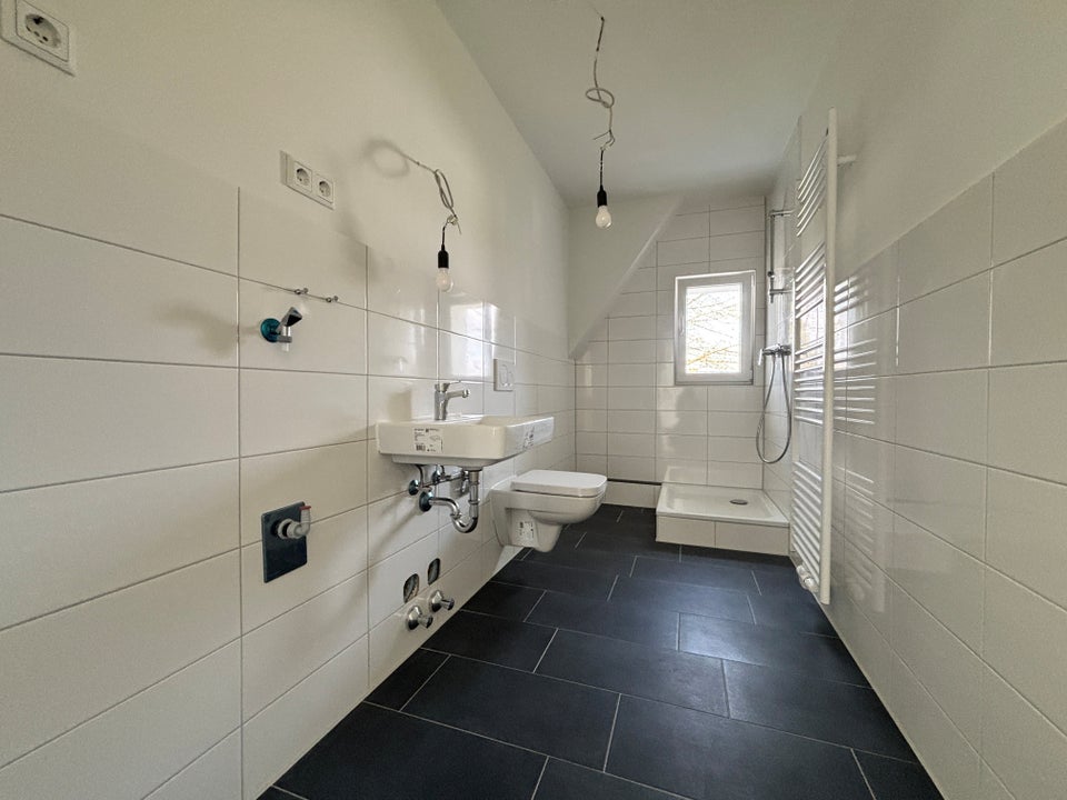 Neu! Moderne 2-Zimmer-Dachgeschosswohnung in ruhiger Waldrandlage – Erstbezug - Photo 1