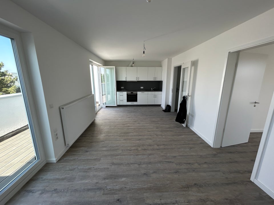 Sonnige 2 Zimmer Wohnung mit Einbauküche ! - Foto 1