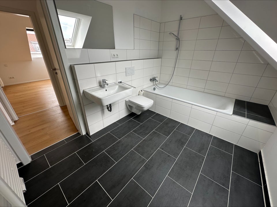 Für Singles oder Paare: 2-Zimmer Dachgeschosswohnung mit Loggia - Foto 1