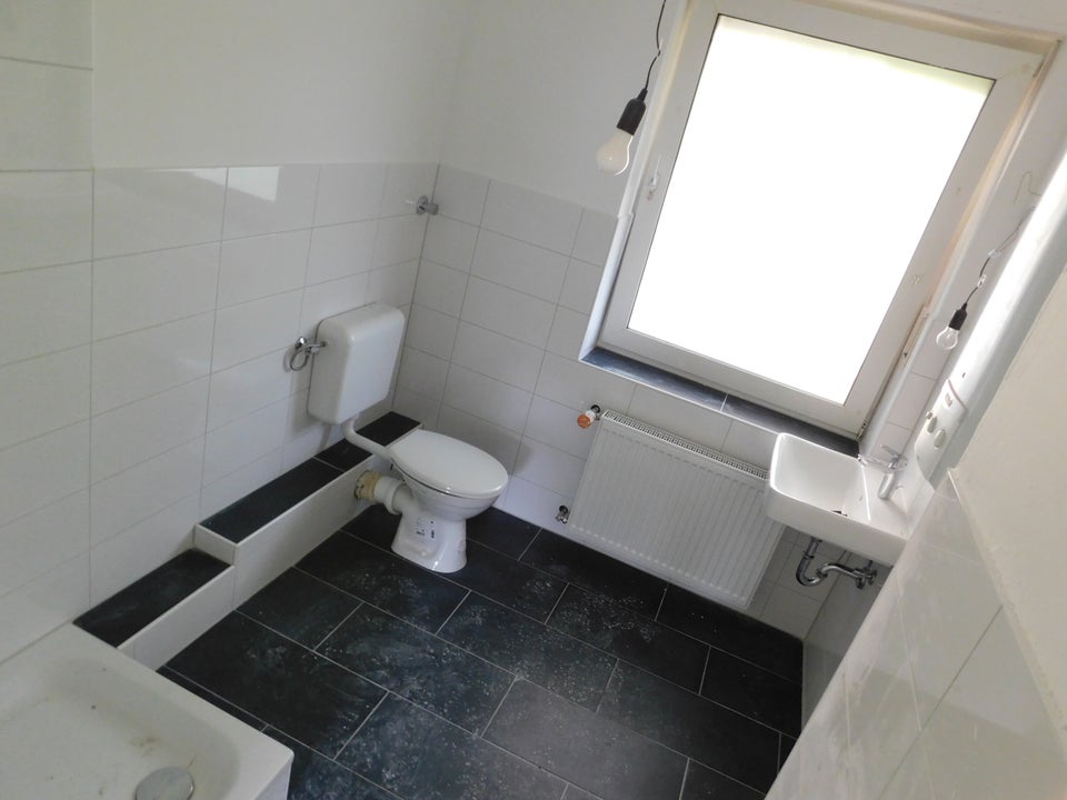 Im Erdgeschoss großzügige Wohnung mit drei Zimmern und Balkon! - Foto 3