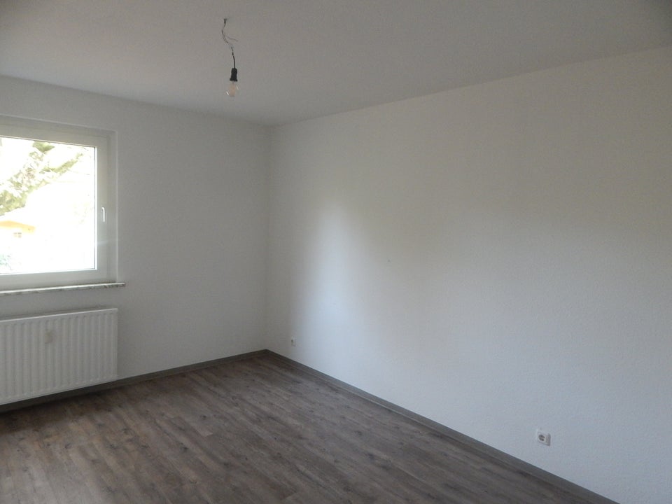 Bald verfügbar! Renovierte 2-Raum Wohnung im 1. OG - Photo 3