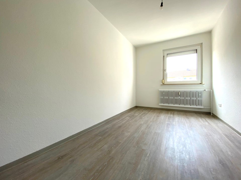 Schöne 3-Zimmer-Wohnung mit Wand und Bodenbelag - Foto 5