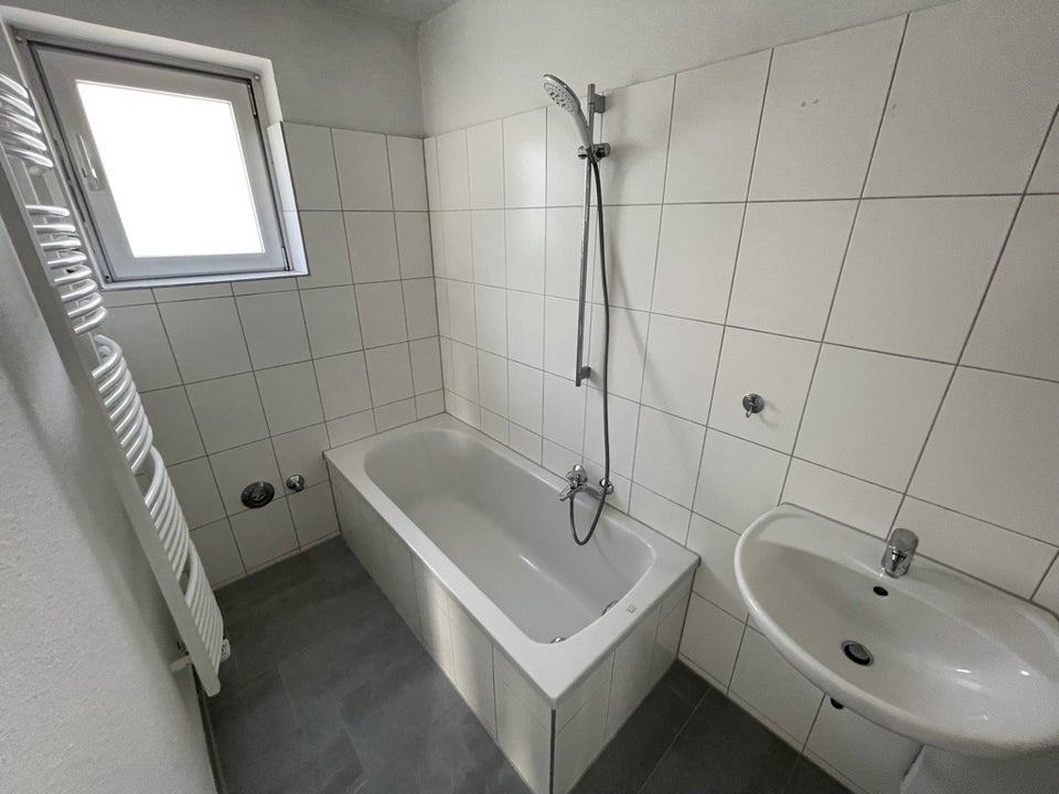 Erdgeschoss / 3,5 Zimmer mit Balkon ab sofort - Foto 5