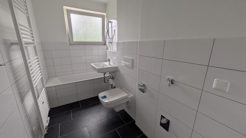 Renovierte 3- Zimmer- Wohnung mit Balkon ab sofort - Foto 2