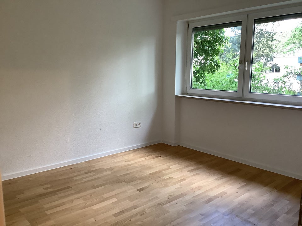 Top Lage ! Sanierte/Renovierte 3-Zimmer Wohnung mit Balkon und Gartenanteil - Foto 2