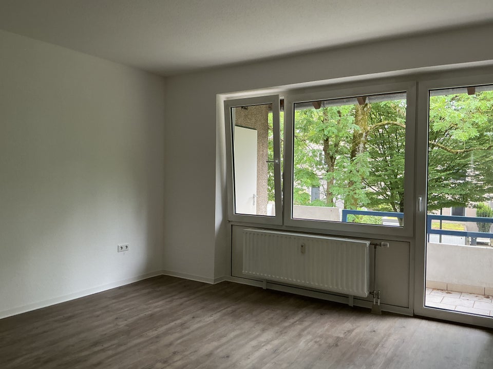 Ihre neue Wohnung: renovierte 2-Zimmer Wohnung mit Balkon und neuem Bad - Foto 1