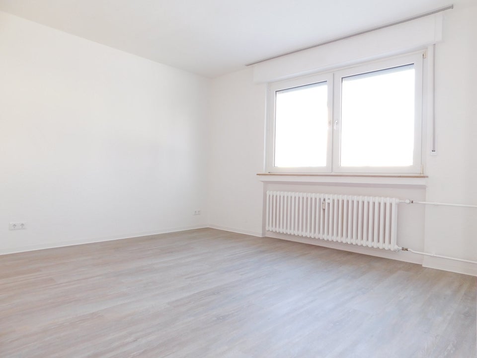 Frisch renovierte 2-Zi.-Whg. mit neuem Bad, neuem Boden und sonnigem Balkon - Photo 4
