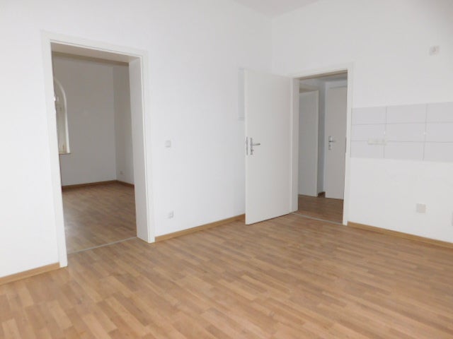 Einziehen und Wohlfühlen - großzügige 2-Zimmer-Wohnung mit Wohnküche und neuem Laminatboden... - Foto 4