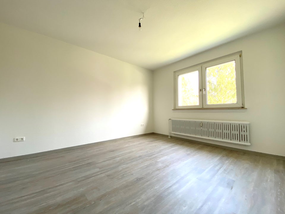 Schöne 3-Zimmer-Wohnung mit Wand und Bodenbelag - Foto 4