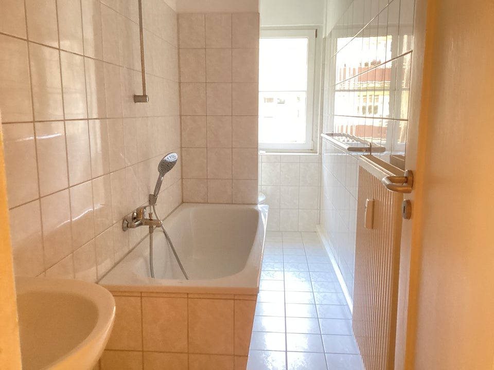 3-Zimmerwohnung mit Balkon und Einbauküche! - Foto 4