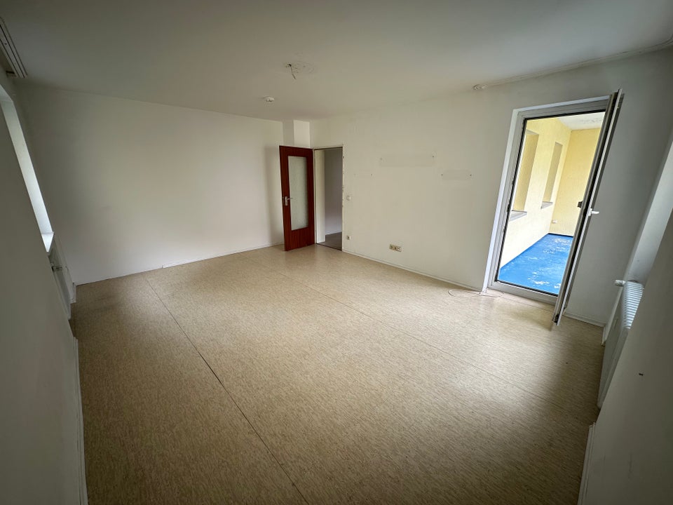 Inklusive Einbauküche und Stellplatz / 4-Zimmer-Wohnung mit Balkon - Photo 1
