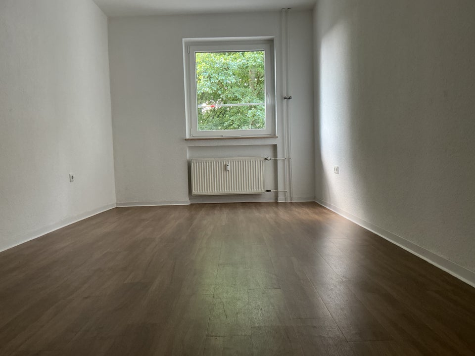 Zeitgemäße 3-Raum-Wohnung mit sonnigem Balkon in modernisiertem Gebäude! - Photo 2