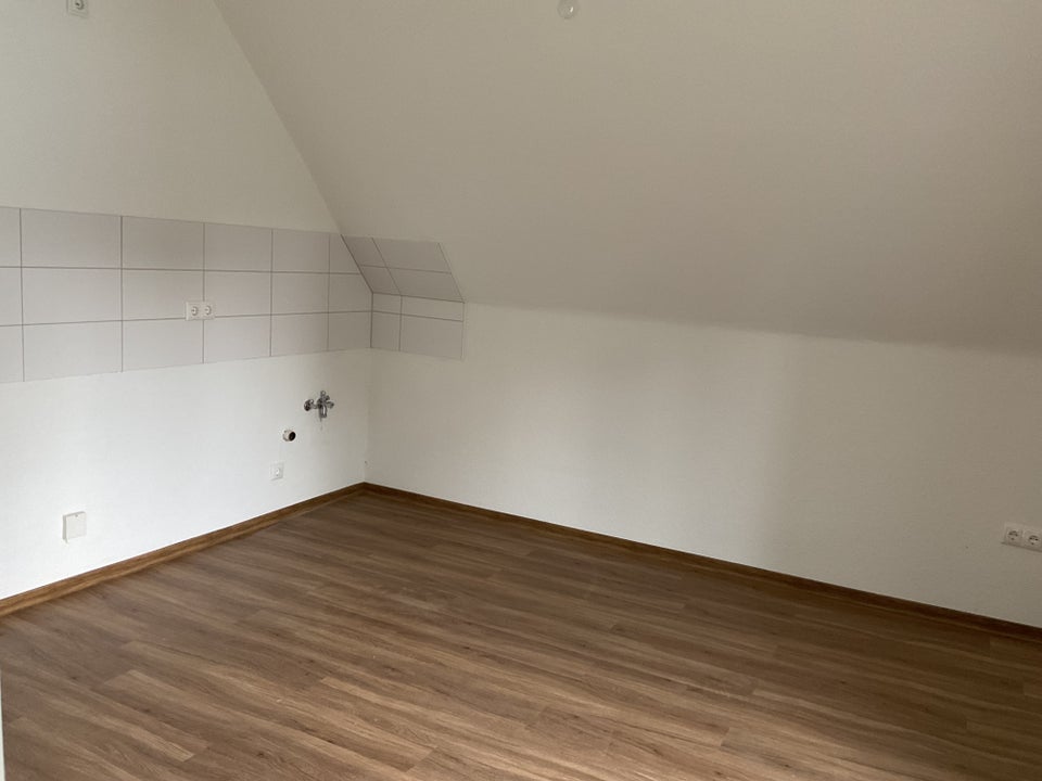 Die gefällt mir: günstige 2-Zimmer-Dachgeschosswohnung - Photo 1