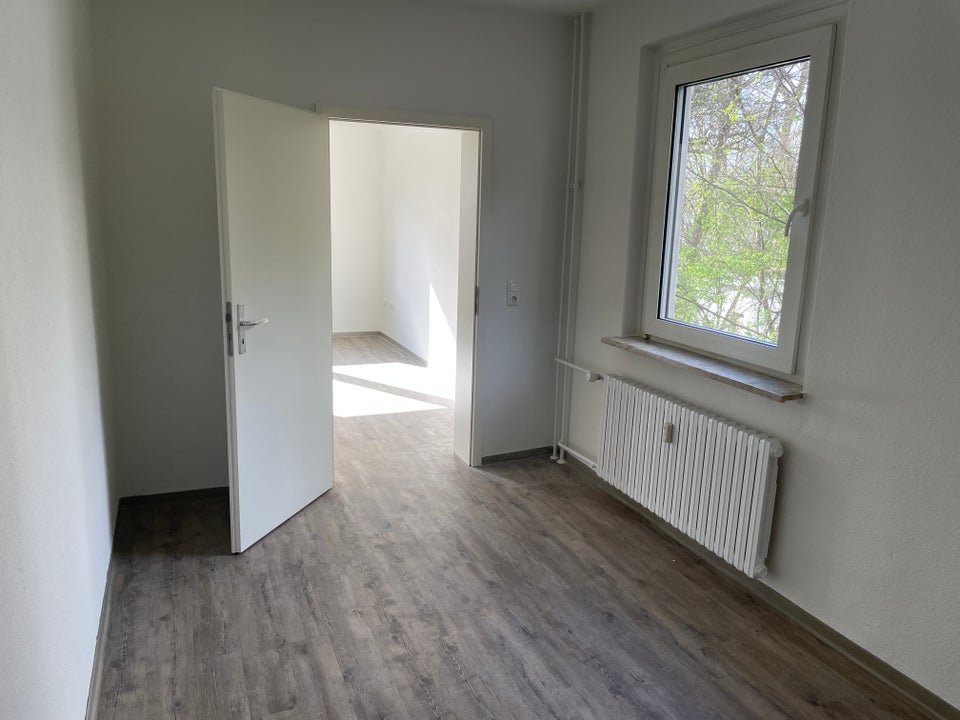 Neu renovierte 3,5-Zi.-Wohnung, zentral gelegen!!! - Photo 4