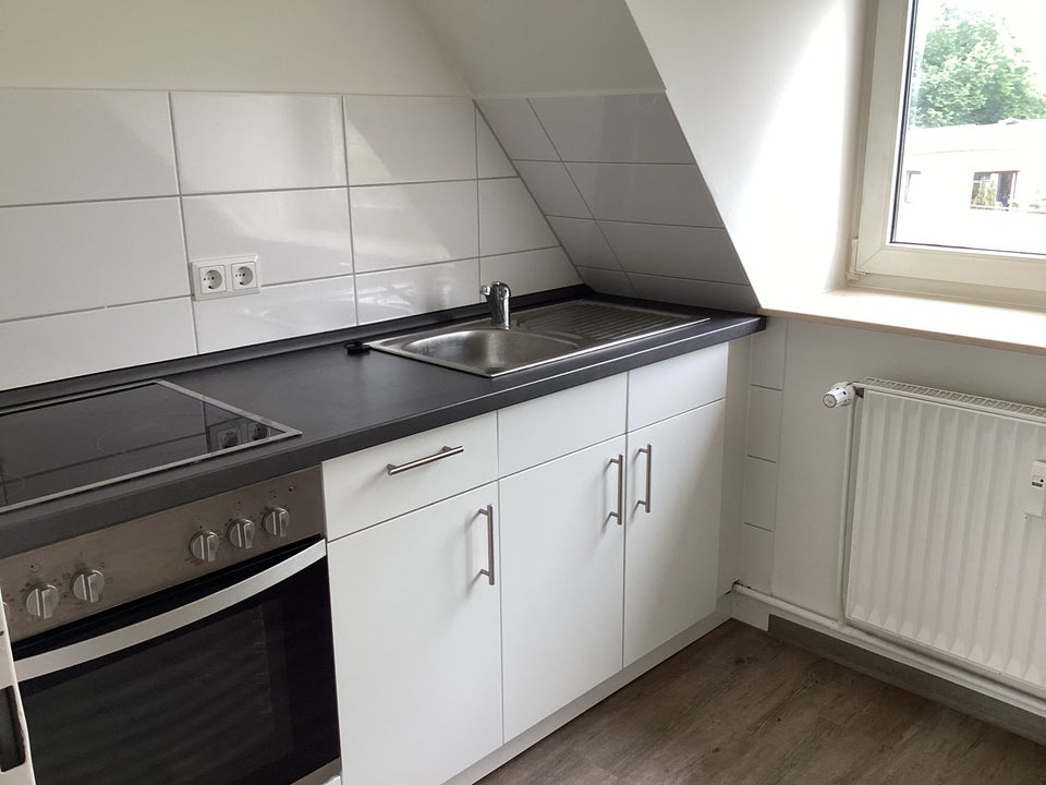 Da kommt man gern Heim: renovierte 1-Zimmer- Dachgeschoss- Wohnung mit Ausblick! - Foto 1