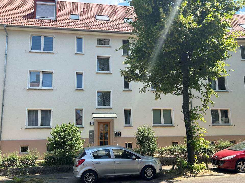 Neue Wohnung, neues Glück! Ansprechende 2-Zi.-DG - Photo 2